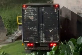 O motorista se jogou da cabine de um caminhão-baú antes de o veículo bater em uma parede (Foto: WhatsApp/Reprodução)