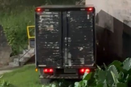O motorista se jogou da cabine de um caminhão-baú antes de o veículo bater em uma parede (Foto: WhatsApp/Reprodução)