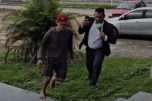 Eduardo Henrique Nobre Klen, de 54 anos, entrou correndo na Delegacia de Homicídios (Foto: WhatsApp/reprodução)