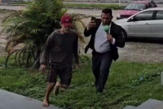 Eduardo Henrique Nobre Klen, de 54 anos, entrou correndo na Delegacia de Homicídios (Foto: WhatsApp/reprodução)