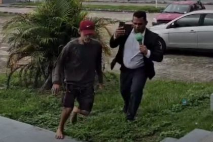 Eduardo Henrique Nobre Klen, de 54 anos, entrou correndo na Delegacia de Homicídios (Foto: WhatsApp/reprodução)