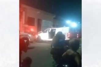 Policiais estavam em perseguição a dois assaltantes e colidiram em carro com casal (Foto: WhatsApp/Reprodução)