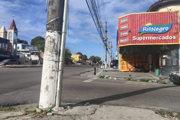 O acidente aconteceu na Avenida Autaz Mirim e as vítimas eram pais do motorista do carro (Foto: WhatsApp/Reprodução)