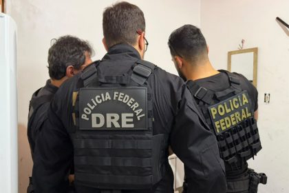 Agentes federais inspecionam material na casa de suspeito de abuso sexual de crianças (Foto: PF/Divulgação)
