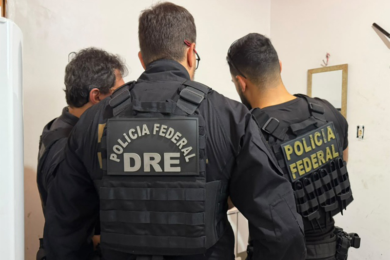 Agentes federais inspecionam material na casa de suspeito de abuso sexual de crianças (Foto: PF/Divulgação)