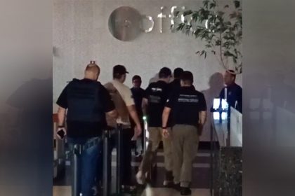 Policiais e procuradores fizeram busca em escritório de advogado em prédio comercial (Imagem: WhatsApp/Reprodução)