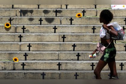 Cruzes pintadas em escadaria em protesto contra a violência: Brasil teve mais feminicídios em 2025 (Foto: Tânia Rêgo/ABr)