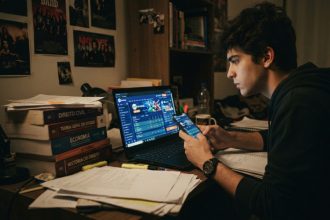 Vício em apostas online afeta permanência de jovens na universidade (Imagem ilustrativa gerada por IA/Google)