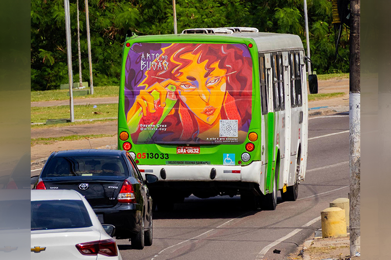 Traseira de ônibus é painel para exposição de obra de arte em Manaus (Foto: Alex Costa/Divulgação)