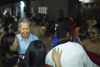 Arthur Neto no corpo-a-corpo com eleitores: experiência para conquistar votos (Foto: Assessoria/Divulgação)