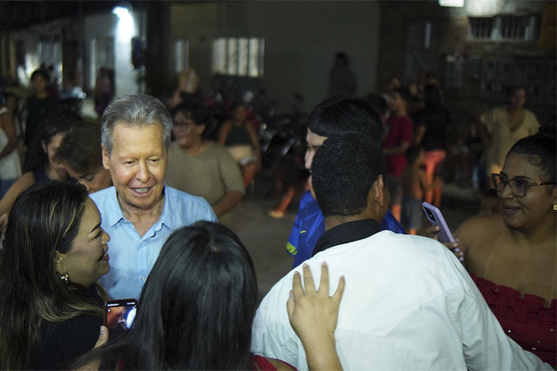 Arthur Neto no corpo-a-corpo com eleitores: experiência para conquistar votos (Foto: Assessoria/Divulgação)