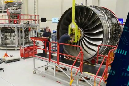 Fabricação de motor de avião: nova tecnologia exige adaptação das empresas (Imagem: YouTube/Boeing/Reprodução)