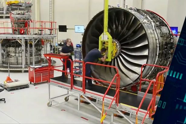 Fabricação de motor de avião: nova tecnologia exige adaptação das empresas (Imagem: YouTube/Boeing/Reprodução)