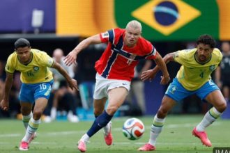 Douglas Santos e Marquinhos marcam Haaland em lance de jogo (Foto: Fifa World Cup Media/X)