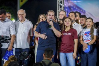 Governador Roberto Cidade, candidato à reeleição, em discurso para eleitores (Foto: Assessoria/Divulgação)