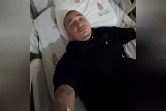 Cantor João Gomes publicou vídeo no Instagram em cama de hospital (Imagem: Instagram/Reprodução)