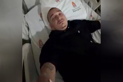 Cantor João Gomes publicou vídeo no Instagram em cama de hospital (Imagem: Instagram/Reprodução)