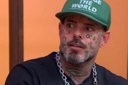 Cantor Tico Santa Cruz revelou que desconhecia assunto sobre sexualidade ao fazer declaração (Imagem: TV Brasil/YouTube)