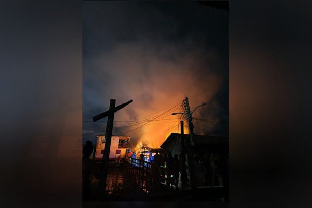 Fogo se espalhou rapidamente e atingiu outras casas parcialmente (Imagem: WhatsApp/Reprodução)