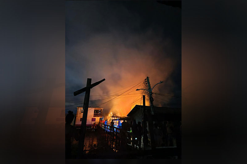 Fogo se espalhou rapidamente e atingiu outras casas parcialmente (Imagem: WhatsApp/Reprodução)