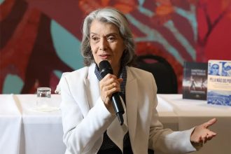 Cármen Lúcia afirma que a democracia não está nos palácios e gabinetes, mas nas ruas (Foto: Rovena Rosa/ABr)