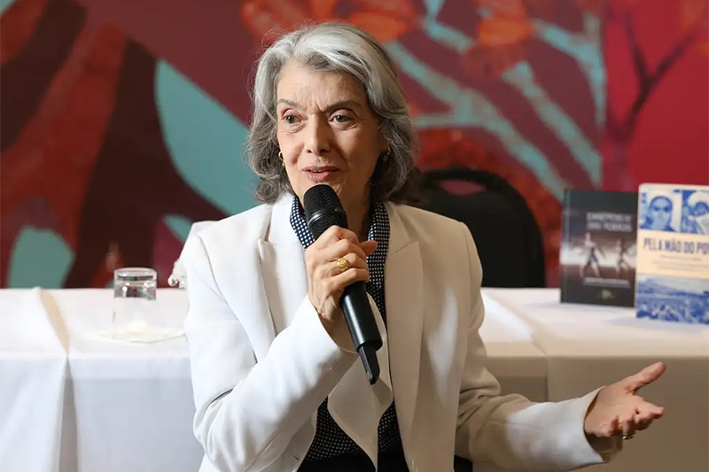 Cármen Lúcia afirma que a democracia não está nos palácios e gabinetes, mas nas ruas (Foto: Rovena Rosa/ABr)
