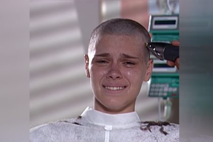 Carolina Dieckmann em cena de Laços de Família: cabeça raspada afetou acrreira (Imagem^Facebook/TV Globo/Reprodução)