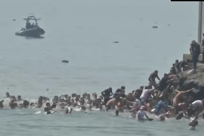 Imigrantes vbindos do Marrocos chegam em massa à Ilha de Celta (Imagem: CNN/YouTube/Reprodução)