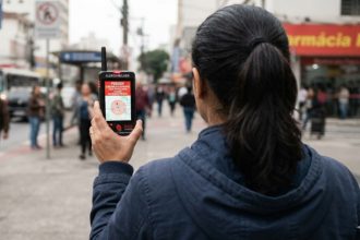 Dispositivo alertará mulher com medida protetiva sobre aproximação do agressor (Imagem ilutsrativa gerada por IA/Google)
