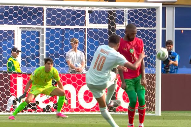 Mbappé chuta para marcar um golaço, o primeiro da França contra o Marrocos e o opitavo dele na Copa (Imagem: CazéTV/YouTube/Reprodução)