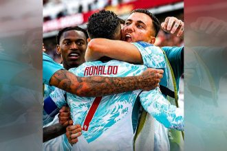 Jogadores abraçam Cristiano Ronaldo, que marcou de pênalti gol de empate de Portugal (Foto: Fifa World Cup Media/X)