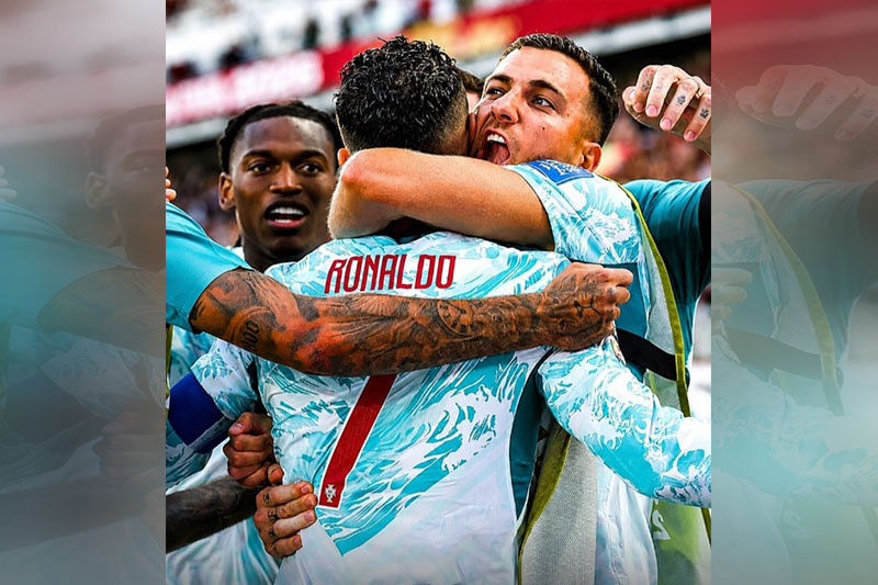 Jogadores abraçam Cristiano Ronaldo, que marcou de pênalti gol de empate de Portugal (Foto: Fifa World Cup Media/X)