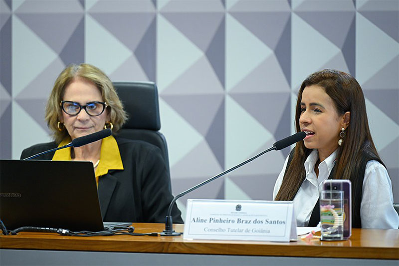 Senadora Damares Alves e a conselheira tutelar Aline Pinheiro Braz dos Santos: debate sobre defesa das crianças (Foto: Andressa Anholete/Agência Senado)