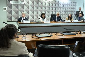 Participantes de debate no Senado: defesa de regras mais rígidas contra anúncios de bets na TV (Foto: Geraldo Magela/Agência Senado)