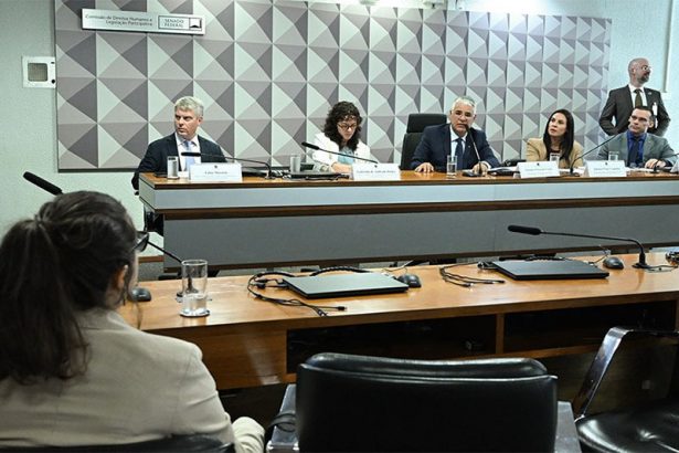 Participantes de debate no Senado: defesa de regras mais rígidas contra anúncios de bets na TV (Foto: Geraldo Magela/Agência Senado)