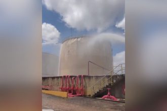 Tanque sendo resfriado por bombeiros (Imagem: Reprodução/Corpo de Bombeiros)