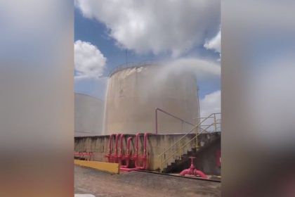 Tanque sendo resfriado por bombeiros (Imagem: Reprodução/Corpo de Bombeiros)