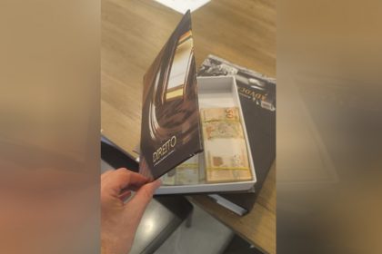 Dinheiro apreendido em livro falso na casa de advogado ligado a líder do PL (Foto: PF/Divulgação)