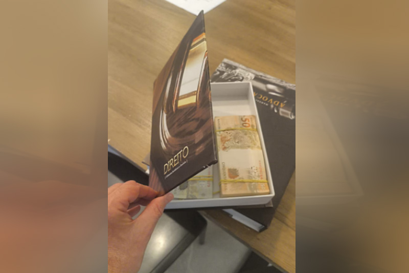 Dinheiro apreendido em livro falso na casa de advogado ligado a líder do PL (Foto: PF/Divulgação)