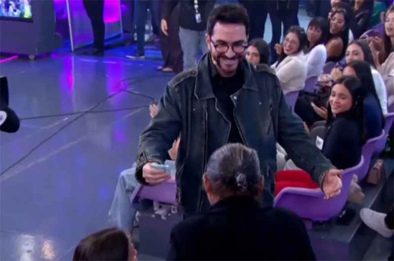 Padre Fábio de Melo doa prêmio à senhora da plateia em programa do SBT (Imagem: SBT/YouTube/Reprodução)