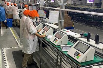 Fabricação de urna eletrônica: modelos e empresas diferentes em três décadas (Foto: TSE/Divulgação)