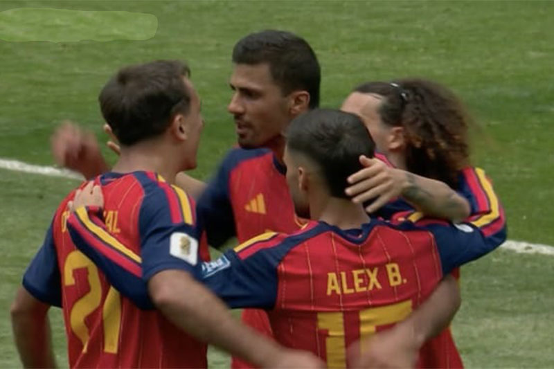 Jogadores espanhóis comemoram gol de Mikel Oyarzabal, o primeiro na vitória sobre a Áustria (Imagem: Fifa World Cup MediaX)
