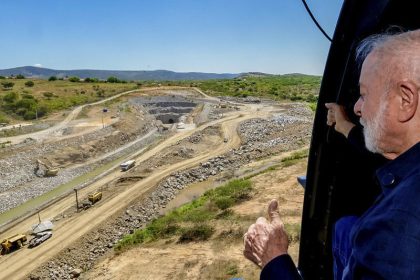 Presidente Lula em helicóptero sobrevoa obra de túnel (Foto: Ricardo Stuckert / PR)