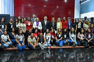 Davi Alcolumbre com mulheres do projeto para desenvolver tecnologia de proteção à mulher (Foto: Waldemir Barreto/Agência Senado)