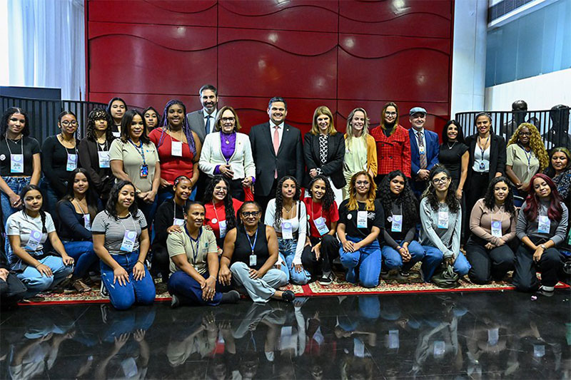 Davi Alcolumbre com mulheres do projeto para desenvolver tecnologia de proteção à mulher (Foto: Waldemir Barreto/Agência Senado)