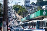 Ônibus enfileirados no acesso ao Terminal de Integração 1: passageiros sem transporte (Foto: Divulgação)