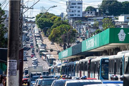 Ônibus enfileirados no acesso ao Terminal de Integração 1: passageiros sem transporte (Foto: Divulgação)