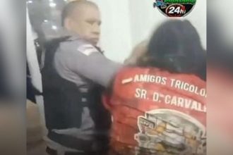 Momento em que PM agride mulher (Imagem: Reprodução/Redes sociais)