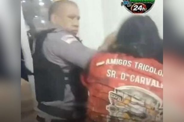 Momento em que PM agride mulher (Imagem: Reprodução/Redes sociais)