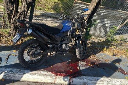 O acidente aconteceu perto da empresa Elgin e deixou outras duas pessoas gravemente feridas (Foto: WhatsApp/reprodução)